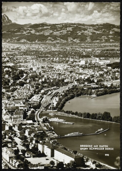 Bregenz mit Hafen gegen Schweizer Berge