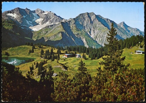 [Schröcken] : [Körbersee, 1700 m Von links nach rechts: gegen Braunarlspitze, 2651 m Hochberg, 2304 m Rothorn, 2243 m ...]