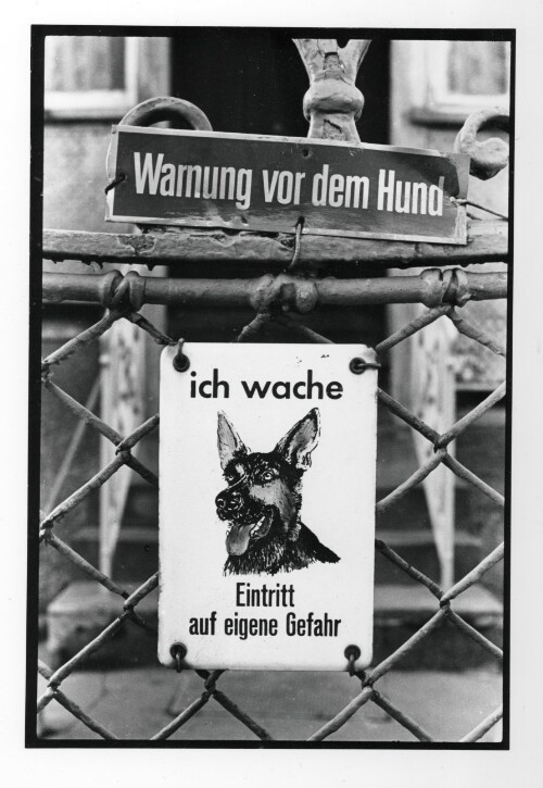 Hohenems, Warnschild  Warnung vor dem Hund   ich wache Eintritt auf eigene Gefahr 