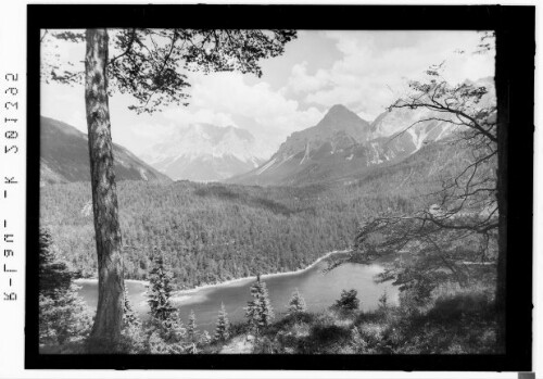 Blindsee an der Fernpaßstrasse mit Zugspitze und Sonnenspitze