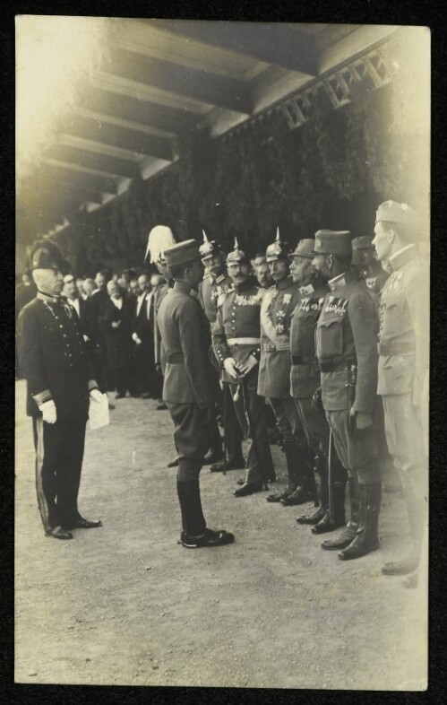 [Kaiser Karl I. und Kaiserin Zita in Bregenz, Ankunft am Bregenzer Bahnhof und Vorstellung von Persönlichkeiten] 