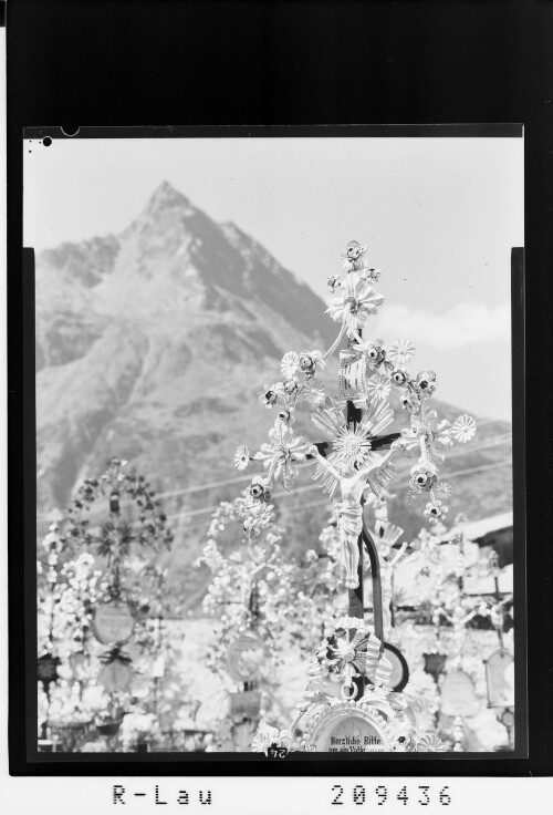 [Friedhof in Galtür gegen Ballunspitze]