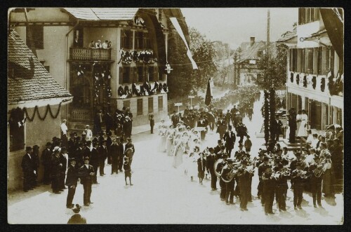 [Vorarlberg, Festumzug vor Gasthaus Löwen]