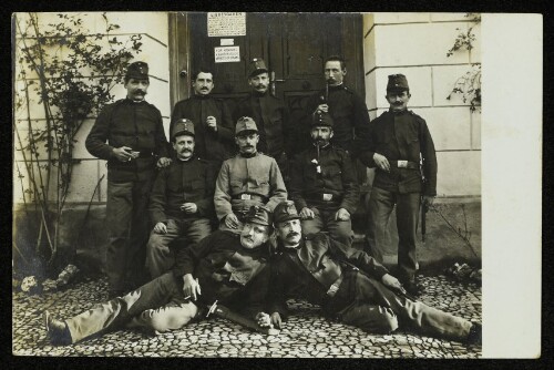 Soldaten bei einem Nebeneingang eines Lazarettes