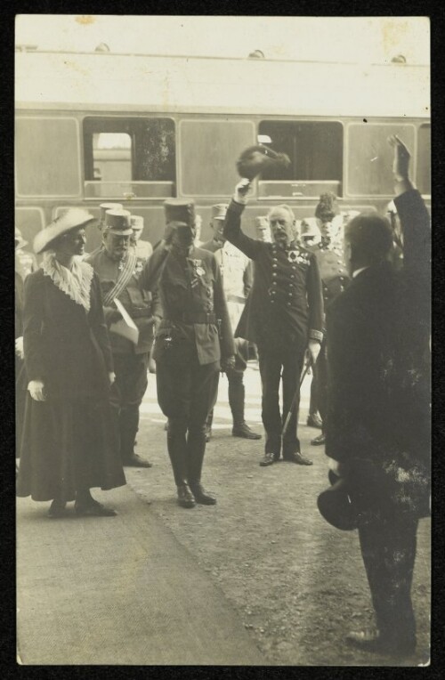 [Kaiser Karl I. und Kaiserin Zita in Bregenz, Ankunft am Bregenzer Bahnhof und Vorstellung von Persönlichkeiten] 