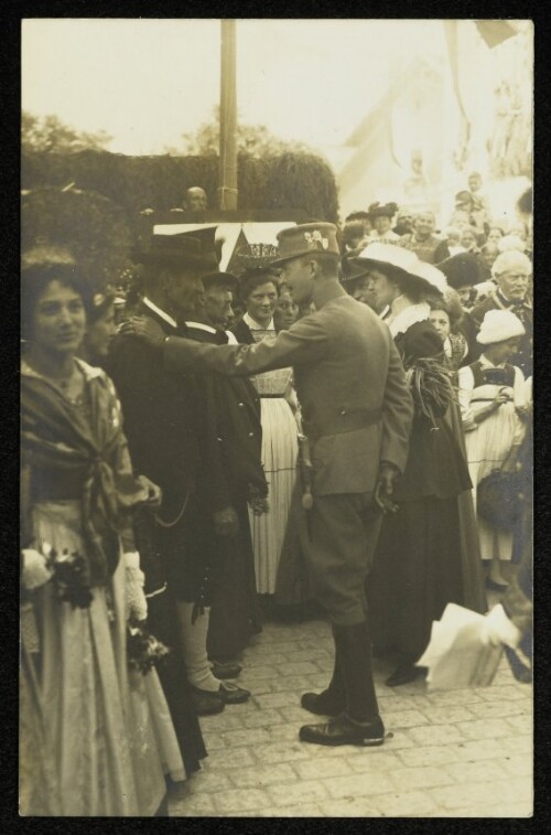 [Kaiser Karl I. und Kaiserin Zita in Bregenz, im Gespräch mit der Bevölkerung]