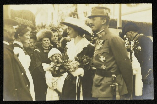 [Kaiser Karl I. und Kaiserin Zita in Bregenz, im Gespräch mit der Bevölkerung]