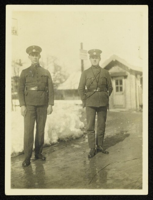 Zwei Soldaten an der Grenze