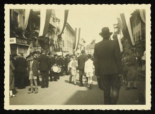 Beflaggte Kaiserstraße in Bregenz