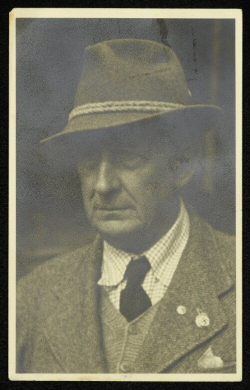 Älterer Herr mit Parteiabzeichen