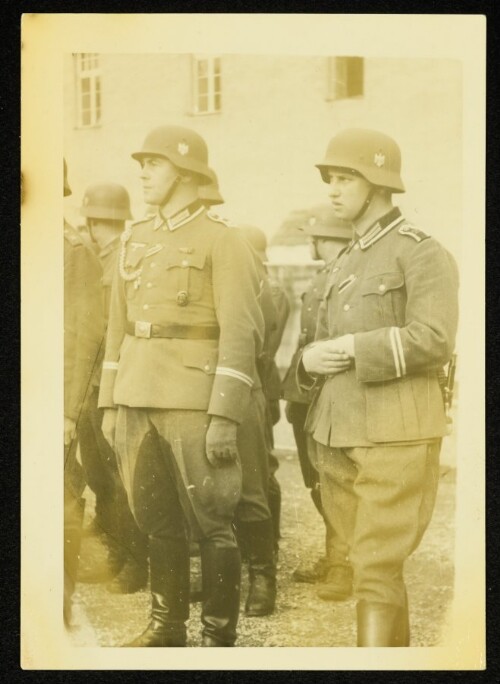 Zwei Soldaten auf dem Exerzierplatz