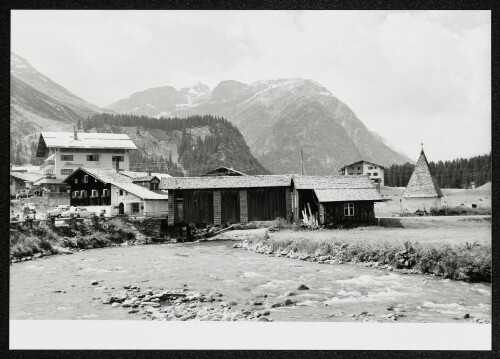 Lech am Arlberg mit alter Holzbrücke