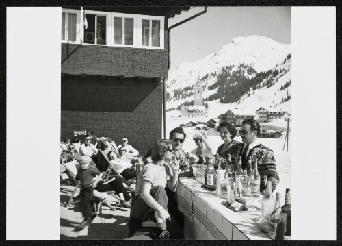 [Reger Betrieb bei der Eisbar vor dem Hotel Schneider in Lech a. Arlberg, Vlbg]