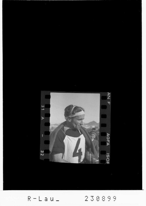 [Skilangläufer beim Skilanglauf 1949 in Andelsbuch - im Hintergrund der Klaratsberg / Bregenzerwald]