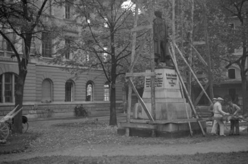 Abbau des Anton-Schneider-Denkmals und Gertrud Schlegel