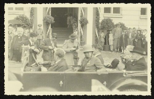 Kurt Schuschnigg vor der Volksschule Dornbirn
