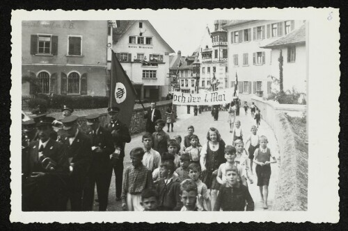 Maifeier in Dornbirn mit Umzug vor dem Hotel Hirschen