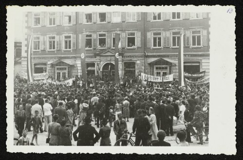 Maifeier in Dornbirn vor dem Postamt