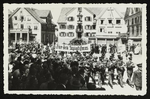 Dornbirn - Aufmarsch mit Transparent  Für den Sozialismus 