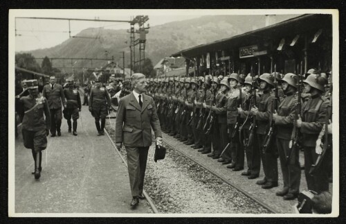 Bundeskanzler Kurt Schuschnigg beim Abschreiten einer Ehrenformation am Bahnhof Dornbirn