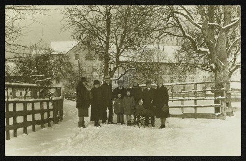 Bregenz, Mehrerau - Gruppenaufnahme im Winter vor dem Klostergebäude