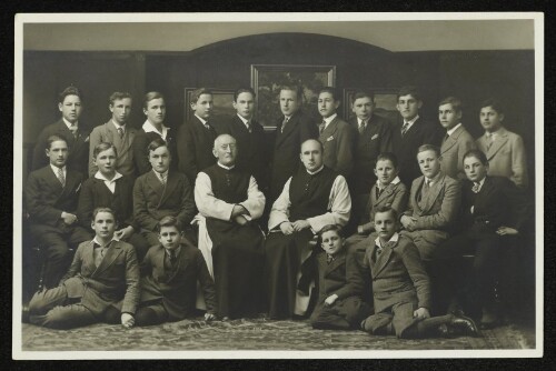 Gruppenaufnahme von Jugendlichen und zwei Geistlichen in der landwirtschaftlichen Schule Bregenz-Mehrerau