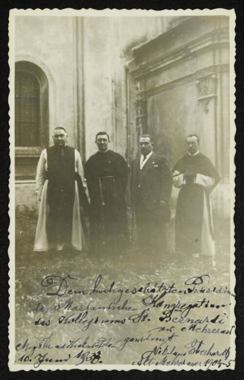 Gruppenaufnahme vor der Zisterzienserkirche in Mogiła bei Krakau anlässlich der Primiz von P. Hippolytus Eberhardt