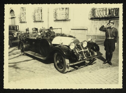Fahrt in einem mit Kruckenkreuz geschmückten Automobil im Kloster Mehrerau