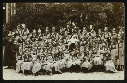 Gruppenbild von Schülerinnen mit einer Ordensschwester und einer Lehrerin im Freien