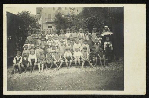 Kindergartengruppe im Kloster Riedenburg