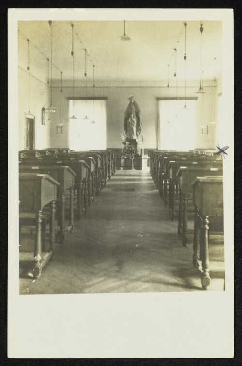 Studiersaal mit Madonnenstatue in der Schule Riedenburg