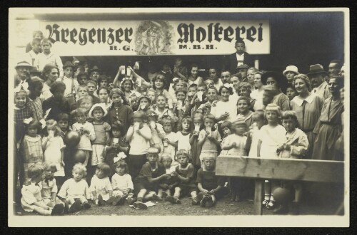 Bregenzer Molkerei - Gruppenaufnahme von Kindern beim Milchtrinken