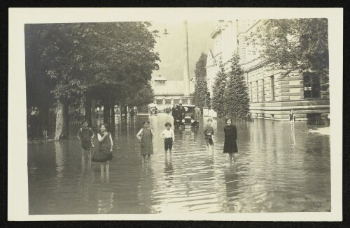 Bregenz - Hochwasser auf der Inselstraße mit spielenden Kindern und einem Automobil