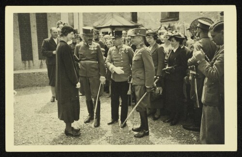 Prinzessin Adelheid von Österreich im Gespräch mit Offizieren des österreichischen Bundesheeres