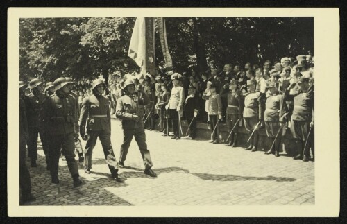 Erzherzog Eugen beim Vorbeimarsch von Soldaten in Bregenz