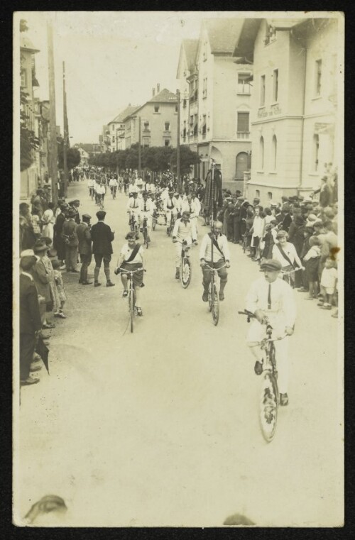 [Umzug von Fahrradfahrern in der Bregenzer Quellenstraße ]