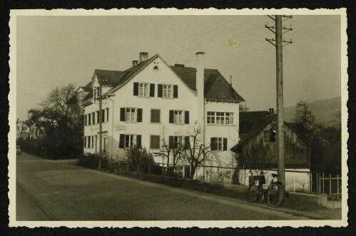 Gebäude in der Bregenzer Arlbergstraße mit der Aufschrift  Touristen-Proviant 