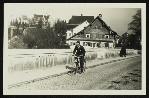 Mann auf einem Fahrrad auf der Achbrücke zwischen Bregenz und Lauterach