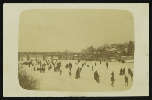 Eislaufen auf der Bregenzerache vor der Achbrücke zwiwchen Bregenz und Lauterach