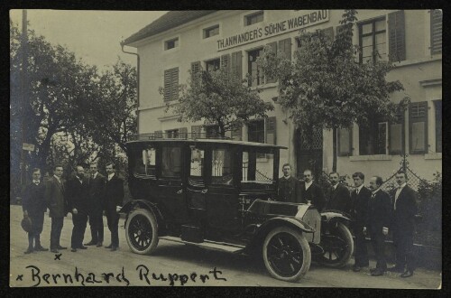 Th. Anwander's Söhne Wagenbau in Bregenz mit Automobil und Personengruppe
