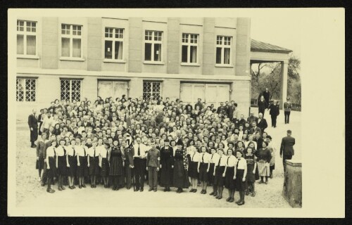 Gruppenaufnahme vor einem Gebäude in der Arlbergstraße 115 in Bregenz mit Mitgliedern des BDM und NSDAP-Funktionären