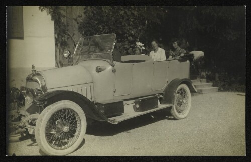 Alois Hinteregger mit weiteren Personen in einem Automobil vor dem Gasthof Rose in Vorkloster