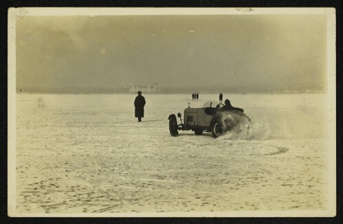 Automobil auf dem zugefrorenen Bodensee bei Lochau