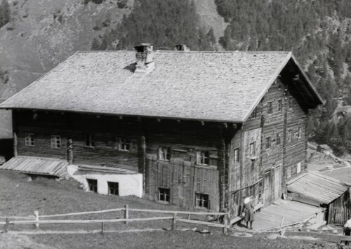 Walserhäuser im Gressoney-Tal, im Wallis und im Fassatal
