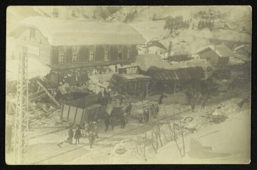 Aufräumungsarbeiten nach der Lawinenkatastrophe im Bahnhof Dalaas im Winter 1924