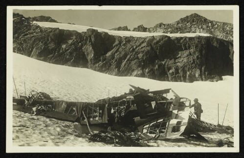 Flugzeugwrack auf einem Gletscher im Hochgebirge