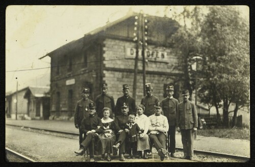 Bahnhof Danöfen - Gruppenaufnahme von Bahnbediensteten und Angehörigen vor dem Bahnhofsgebäude