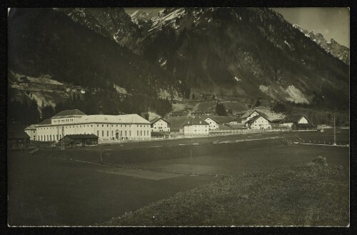Danöfen, Vorarlberg - Spullerseekraftwerk vor Gebirgskulisse
