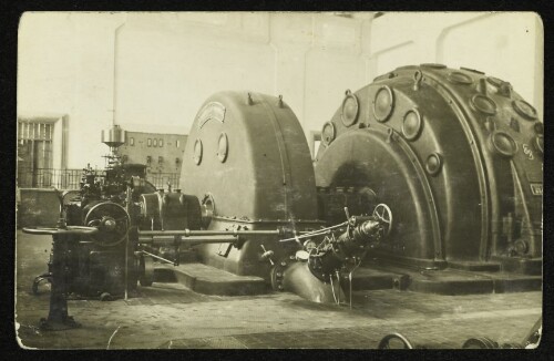 Innenansicht der Maschinenhalle des Spullerseekraftwerks mit Turbogenerator