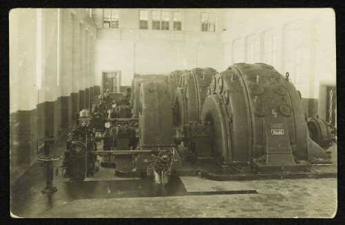 Innenansicht der Maschinenhalle des Spullerseekraftwerks mit Generatoren der Siemens-Schuckertwerke
